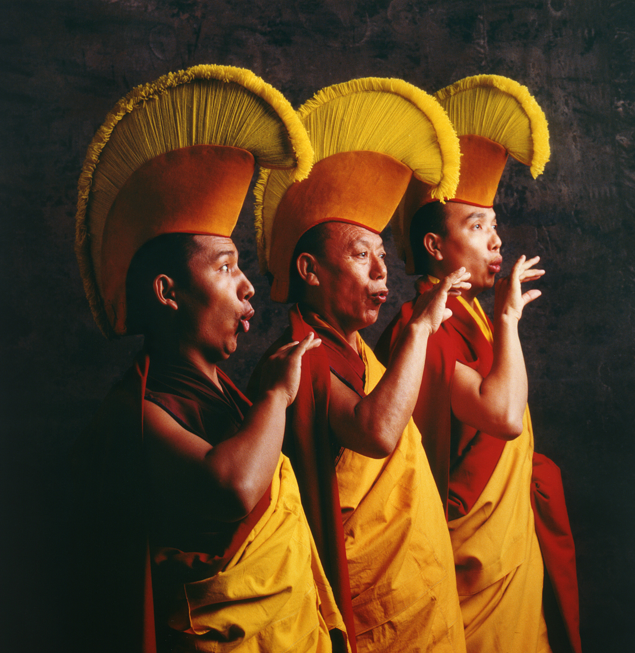 Тибетские горловые монахи. Желтошапочники Тибет. Горловое пение монахов в буддизме. Обертонное пение тибетских монахов. Желтошапочники в буддизме.